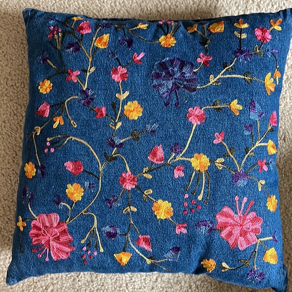 Set of 2 embroidered accent pillows - Picture 2 of 4